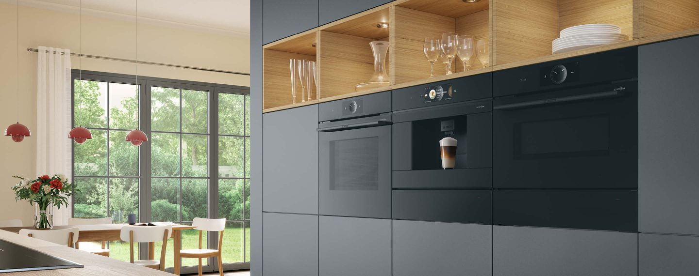 Küchenwand mit Einbauschränken und Einbaugeräten wie Backofen und Kaffeeautomat von Bosch