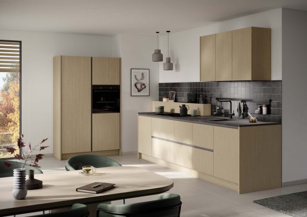 Klassische grifflose Küche von Häcker in L-Form mit Fronten in Holzoptik erhältlich bei Das Küchenstudio