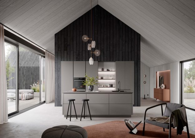 Graue Inselküche von Häcker in modernem Holzhaus mit Giebel erhältlich bei Das Küchenstudio