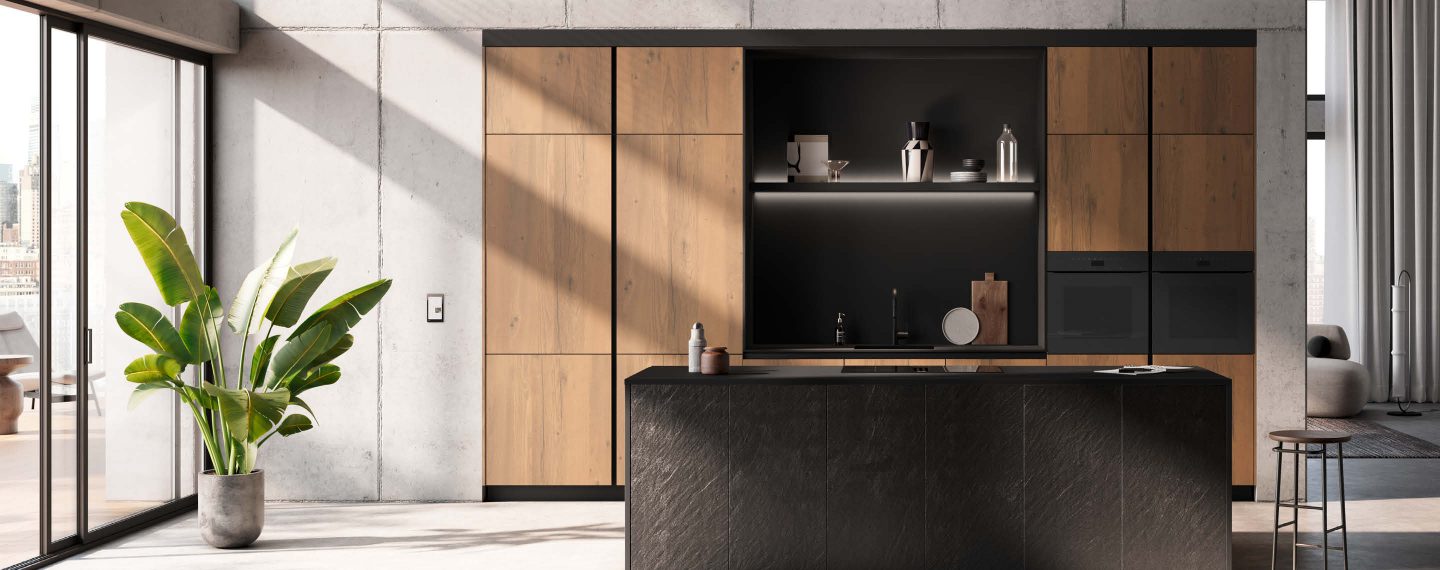 Moderne Inselküche von Häcker mit Fronten in Schwarz und Holzoptik erhältlich bei Das Küchenstudio