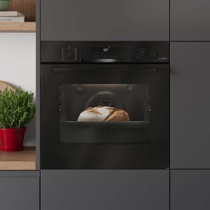 Backofen von Bosch mit Brot in Zubereitung in moderner grauer Küche