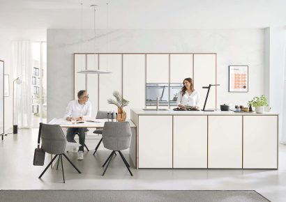 Klassische Inselküche von Ballerina mit grifflosen weißen Fronten erhältlich bei Das Küchenstudio