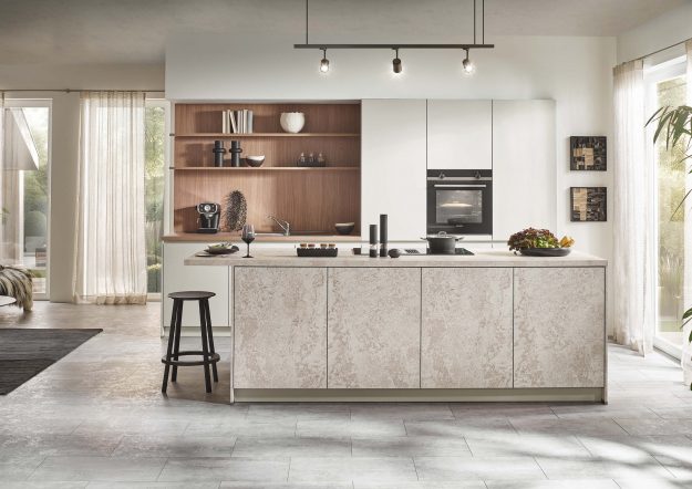 Moderne Inselküche von Häcker mit natürlich wirkenden Materialien erhältlich bei Das Küchenstudio