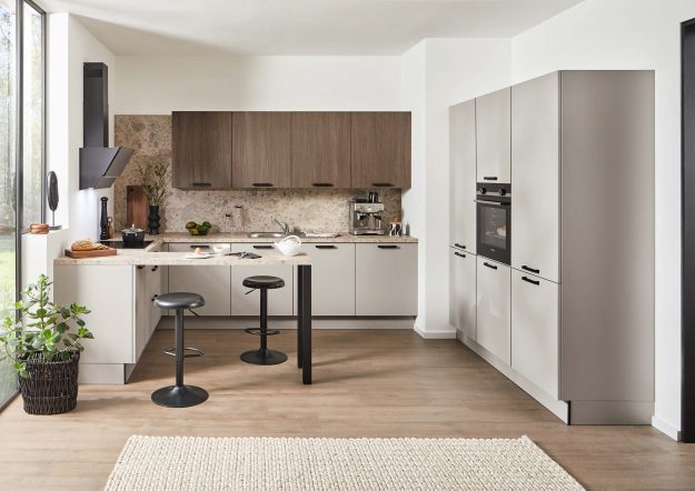 Klassische Küche von Häcker in Naturtönen mit Esstheke erhältlich bei Das Küchenstudio