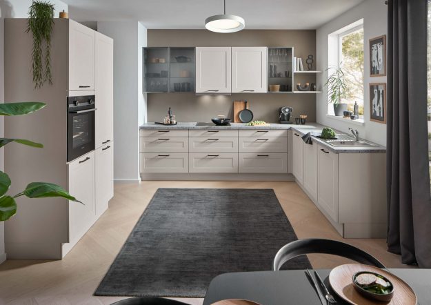 Graue Landhausküche von Häcker in U-Form erhältlich bei Das Küchenstudio