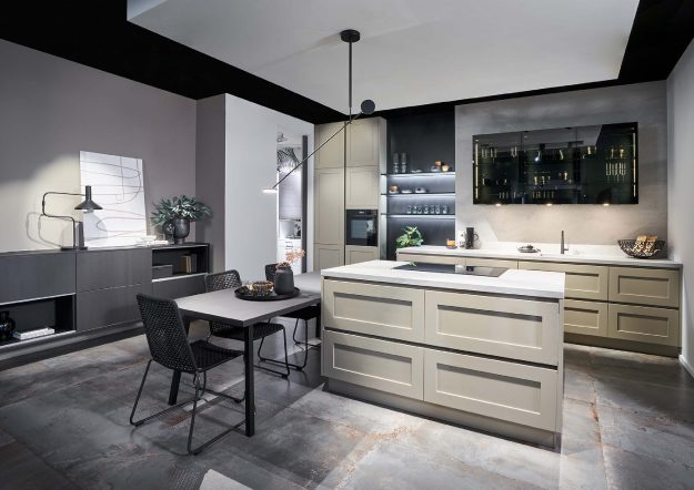 Grifflose Landhausküche mit Paneelfronten von Häcker erhältlich bei Das Küchenstudio