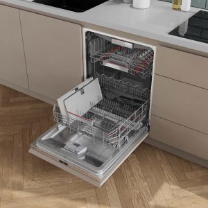Blick in geöffneten Geschirrspüler von Bosch in moderner Küche
