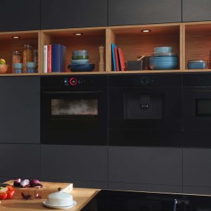 Küchenschrank mit Einbauelektrogeräten von Bosch, dampfendes Essen in Ofen
