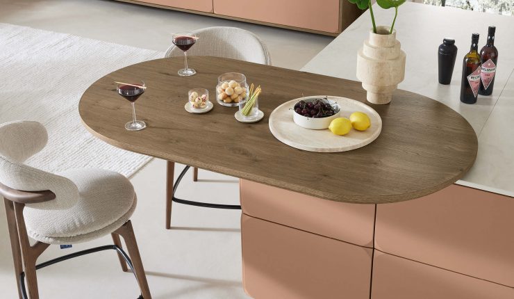 Esstisch integriert in moderner Küche von Ballerina Küchen erhältlich bei Das Küchenstudio