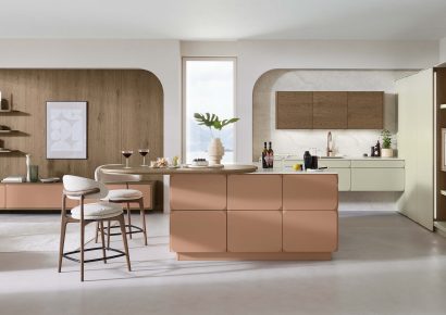 Moderne Inselküche von Ballerina mit Fronten in Pastelltönen und Holzoptik erhältlich bei Das Küchenstudio