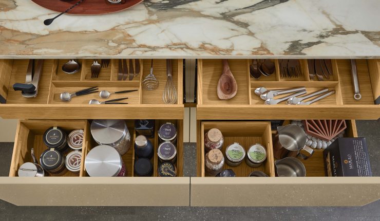 geöffnete Küchenunterschränke mit Blick auf Küchenaccessoires von Ballerina Küchen erhältlich bei Das Küchenstudio