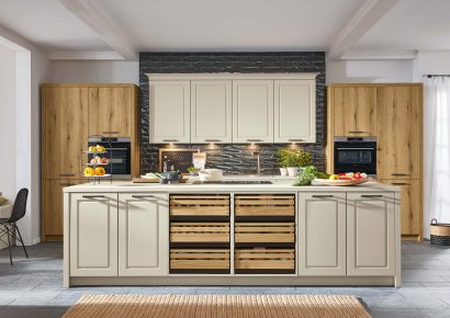 Inselküche im Landhausstil von Ballerina mit Fronten in Greige und Holzoptik erhältlich bei Das Küchenstudio