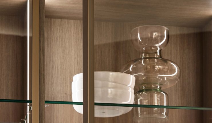 Blick in Vitrinenschrank mit Accessoires von Ballerina Küchen erhältlich bei Das Küchenstudio
