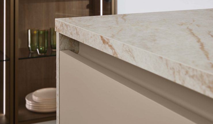 Detail einer Küchenarbeitsplatte in Marmoroptik von Ballerina Küchen erhältlich bei Das Küchenstudio