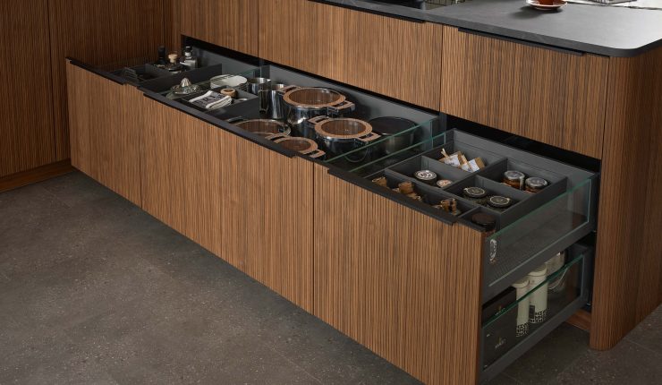 geöffnete Küchenunterschränke mit Blick auf Ordnungssystem von Ballerina Küchen erhältlich bei Das Küchenstudio